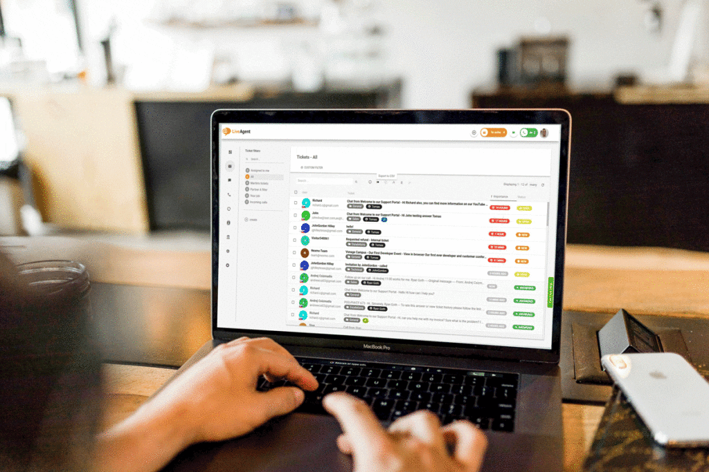 Boîte de réception universelle LiveAgent sur écran d'ordinateur
