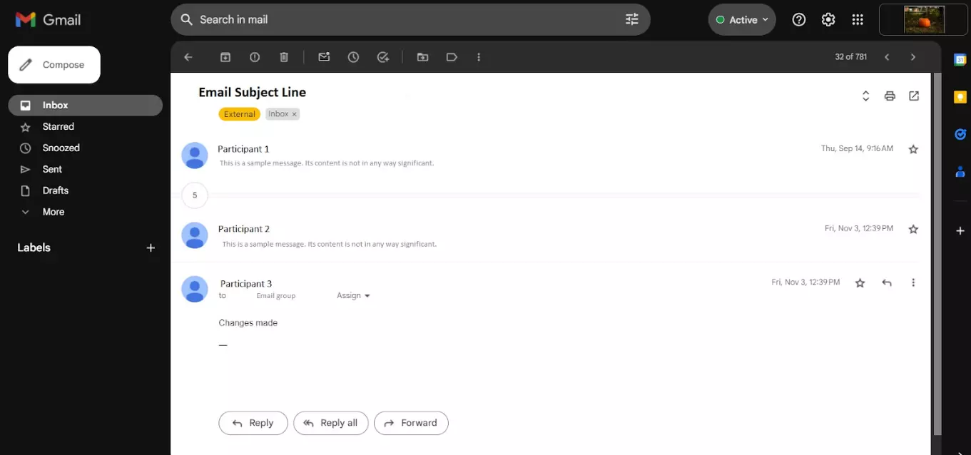 Un exemple de fil de discussion par e-mail entre plusieurs participants sur une période de temps