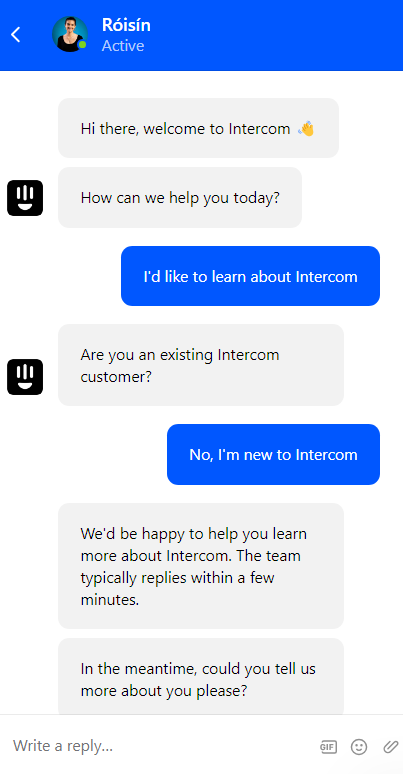 Client ayant une conversation avec le chatbot d'Intercom