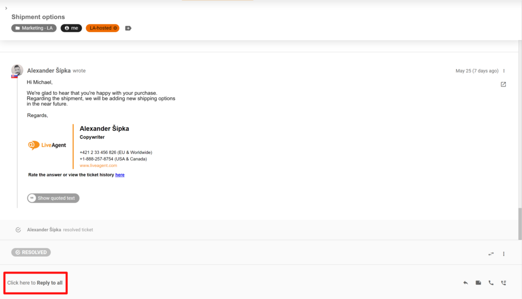 Une image montrant un changement dans l'emplacement des boutons Répondre et Répondre à tous dans le système LiveAgent