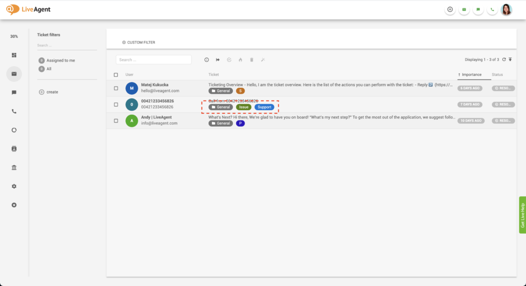 L'image montre différentes étiquettes liées à un ticket client dans la boîte de réception universelle